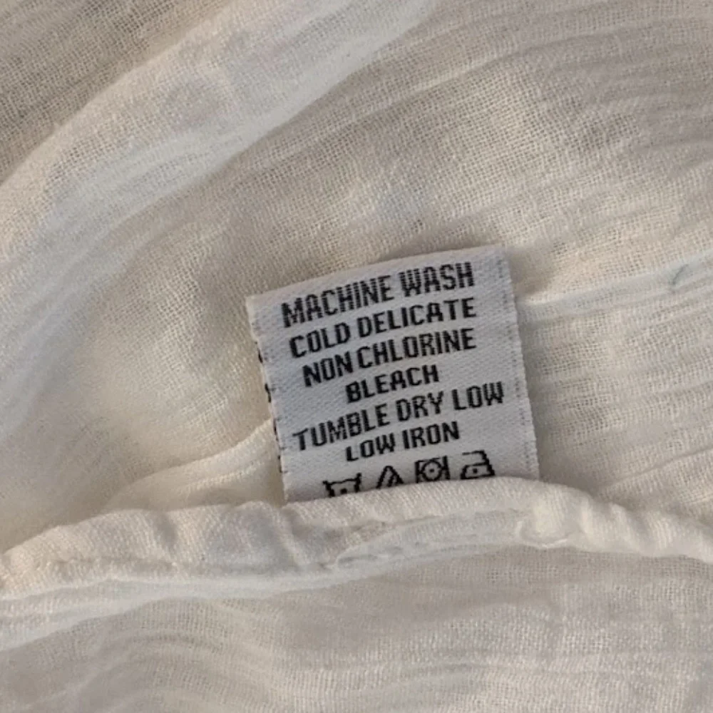 SOLD -- NWOT 🌸 SUBTLE LUXURY White Floral Eyelet Cotton Smocked Dress - Sm/Med - Picture 7 of 8